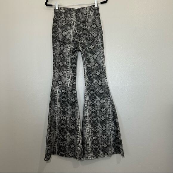 We The Free Snake Skin Print Flare Jeans Gray Size 26 - Picture 8 of 10